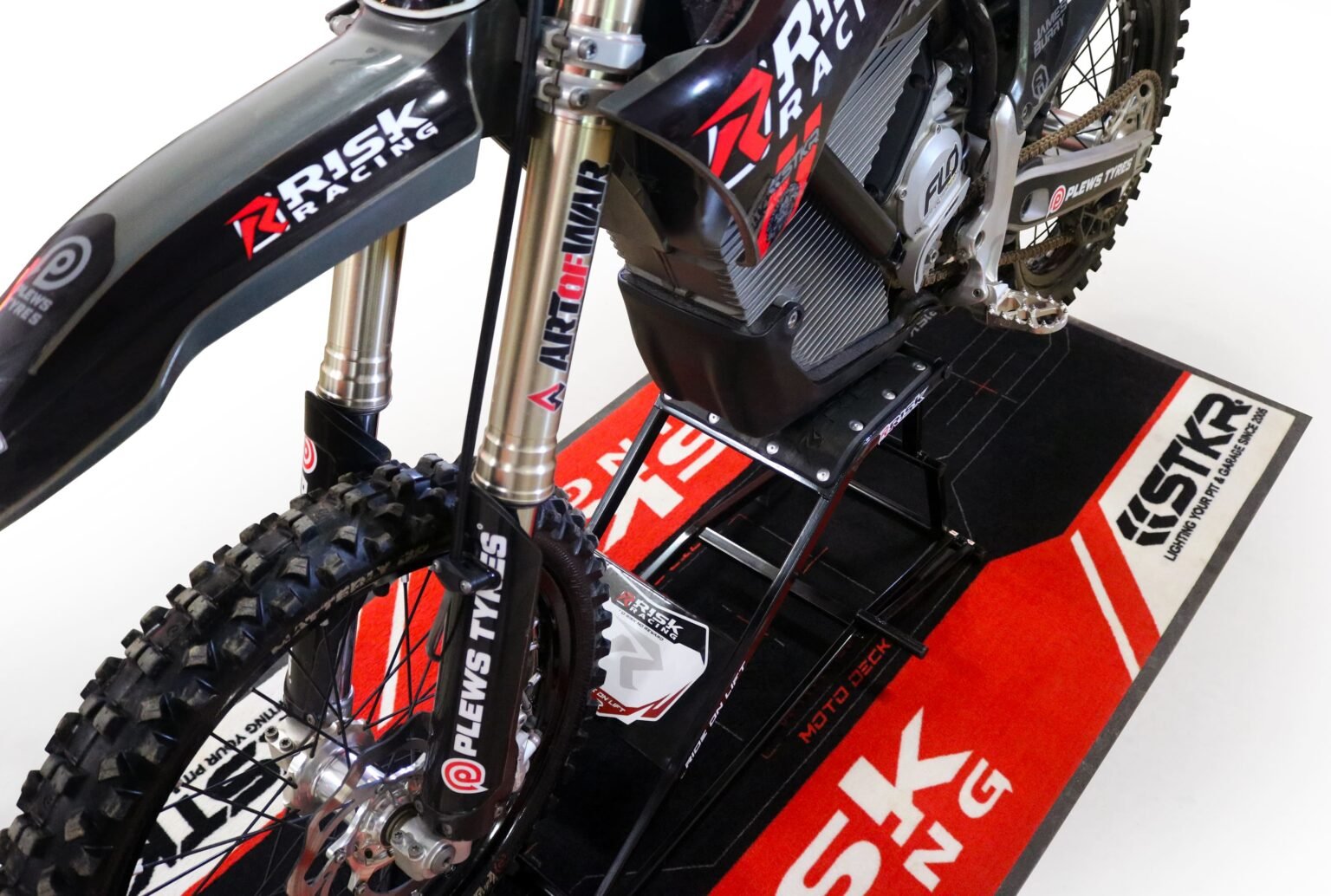 RR1 ride-on lift stand positioned on the Carpeted Pit Mat